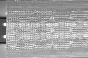 Konvexe mikrohexagonale prismatische PMMA-Platte mit 94 Prozent Transmission, beleuchtet durch LED.