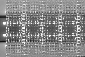 Konvexe, prismatische Diffusorplatte mit Mikropyramidenstruktur, beleuchtet mit LED-Hintergrundbeleuchtung, hohe Transmission
