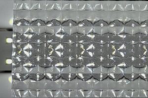 Hintergrundbeleuchtete Plexicube-Prismenfolie mit beleuchtetem Prismenmuster